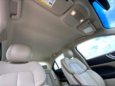 Used 2017 Lincoln Continental Premiere image 14