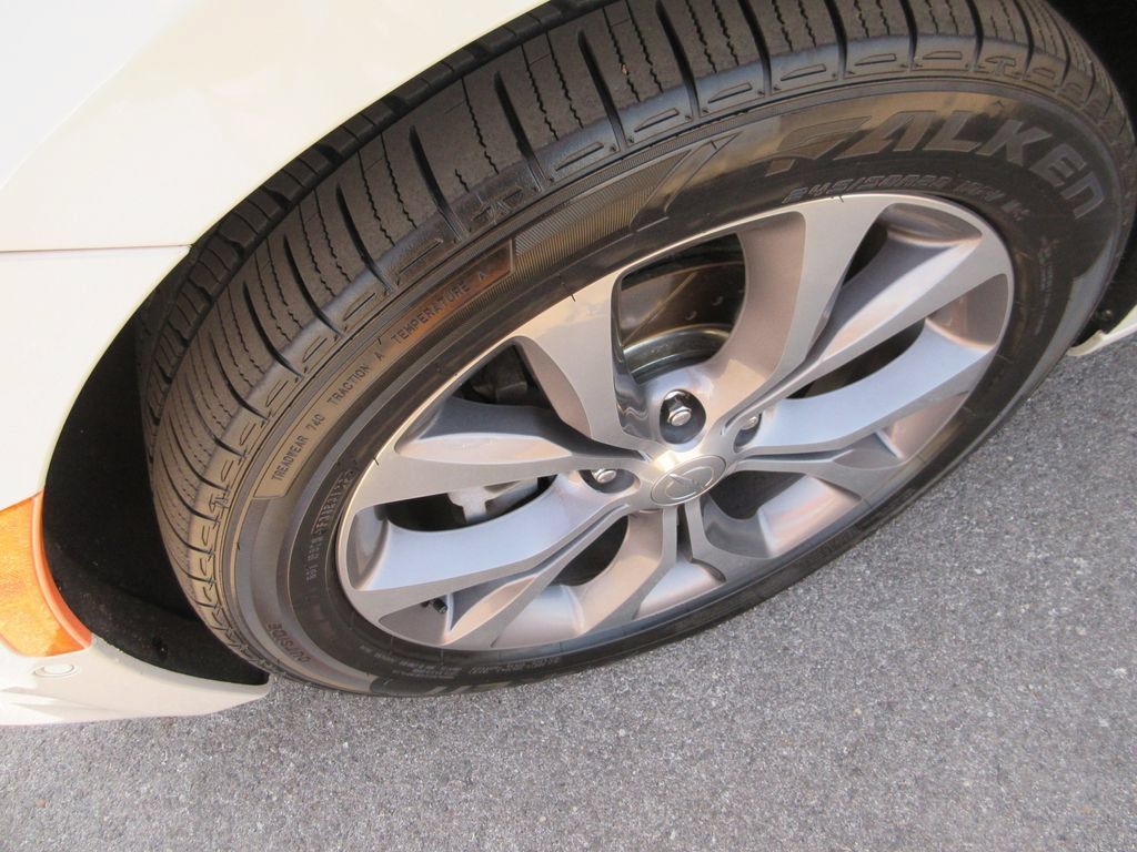Used 2019 Chrysler Pacifica Limited w/ Tire & Wheel Group FWD image 14