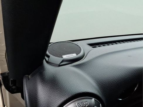 Used 2018 Jeep Wrangler Unlimited Sahara image 19