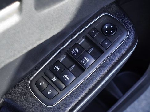 Used 2021 Chrysler 300 S RWD image 9