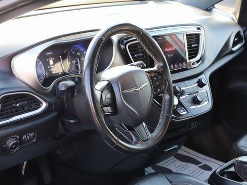 Used 2020 Chrysler Pacifica Touring-L w/ Advanced Safetytec Group image 13