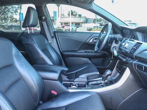Used 2017 Honda Accord Sport image 18