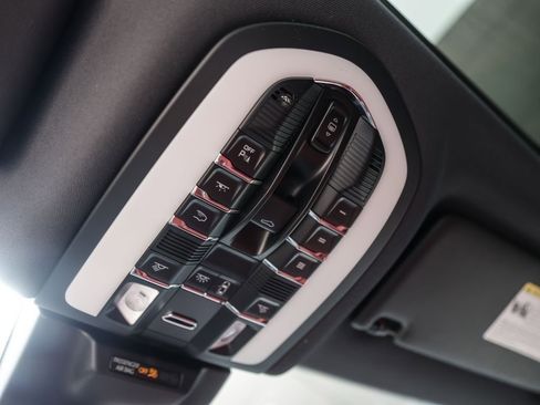 Certified 2025 Porsche Macan AWD/4WD image 27