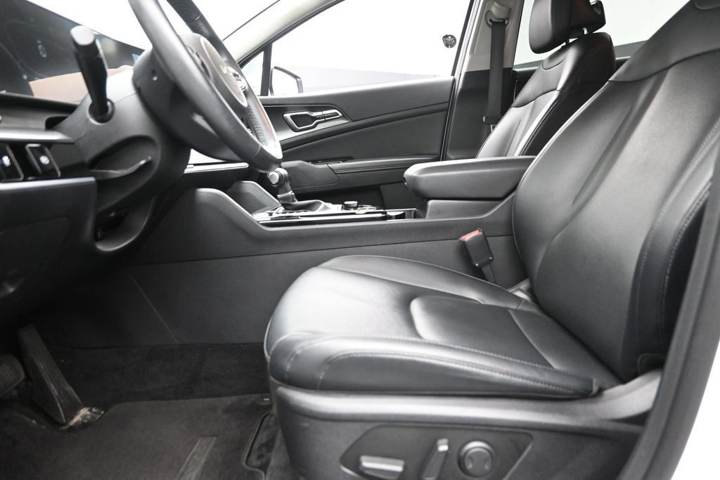 Used 2024 Kia Sportage EX AWD/4WD image 16