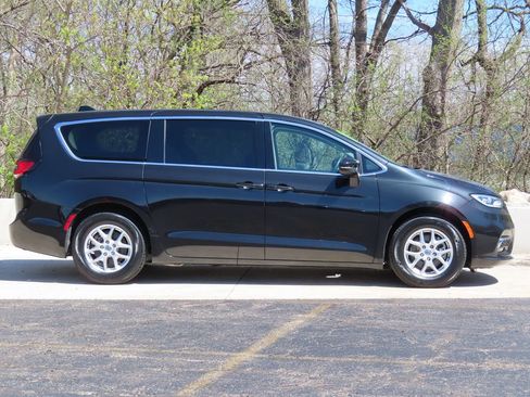 Used 2023 Chrysler Pacifica Touring-L image 2