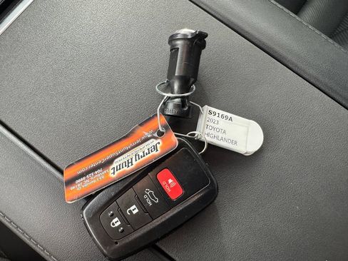 Used 2023 Toyota Highlander Limited AWD/4WD image 3
