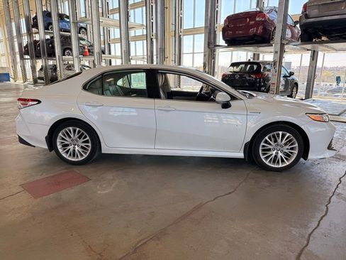 Used 2020 Toyota Camry XLE w/ Sunroof Package FWD image 2