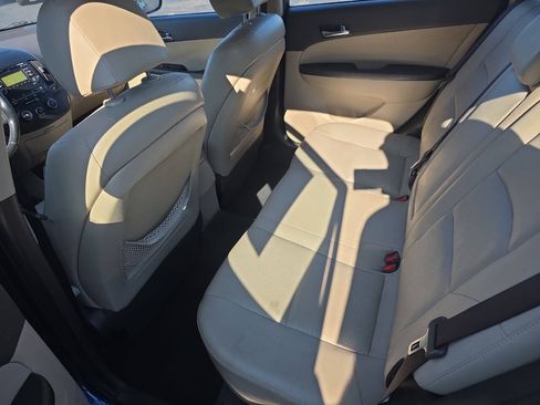 Used 2012 Hyundai Elantra FWD image 11