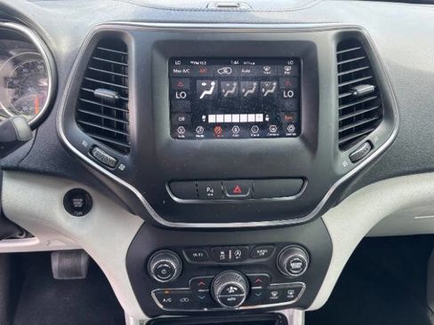 Used 2020 Jeep Cherokee Latitude Plus w/ Comfort/Convenience Group FWD image 14