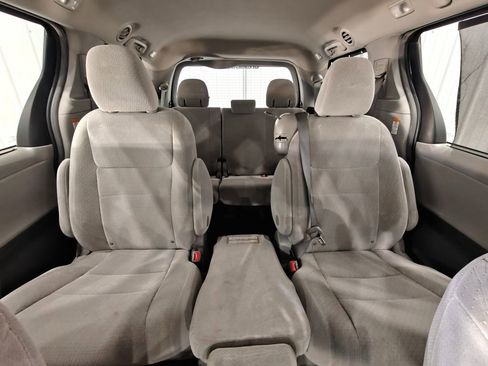 Used 2015 Toyota Sienna LE image 19