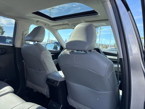 Used 2022 Toyota Highlander XLE image 23