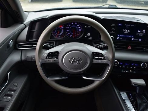 Used 2022 Hyundai Elantra SEL FWD image 25