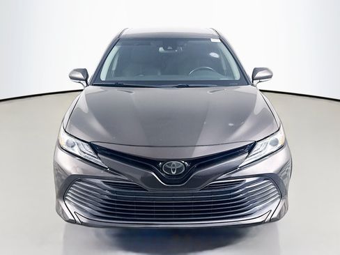 Used 2020 Toyota Camry XLE FWD image 2