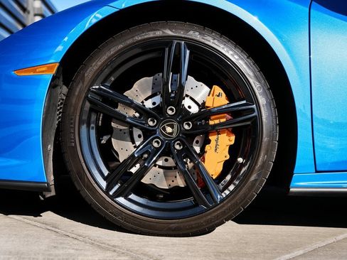 Used 2020 Lamborghini Huracan EVO image 3