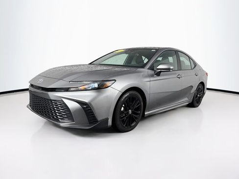 Used 2025 Toyota Camry SE FWD image 3