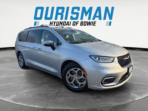 Used 2023 Chrysler Pacifica Limited image 1