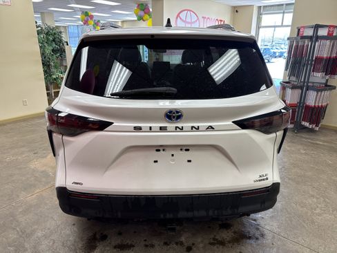 Used 2023 Toyota Sienna XLE AWD/4WD image 9