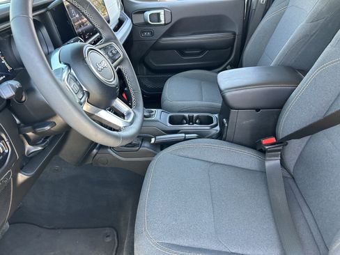 Used 2025 Jeep Wrangler Unlimited Sahara AWD/4WD image 27