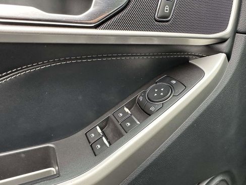 Used 2022 Ford Explorer XLT image 32