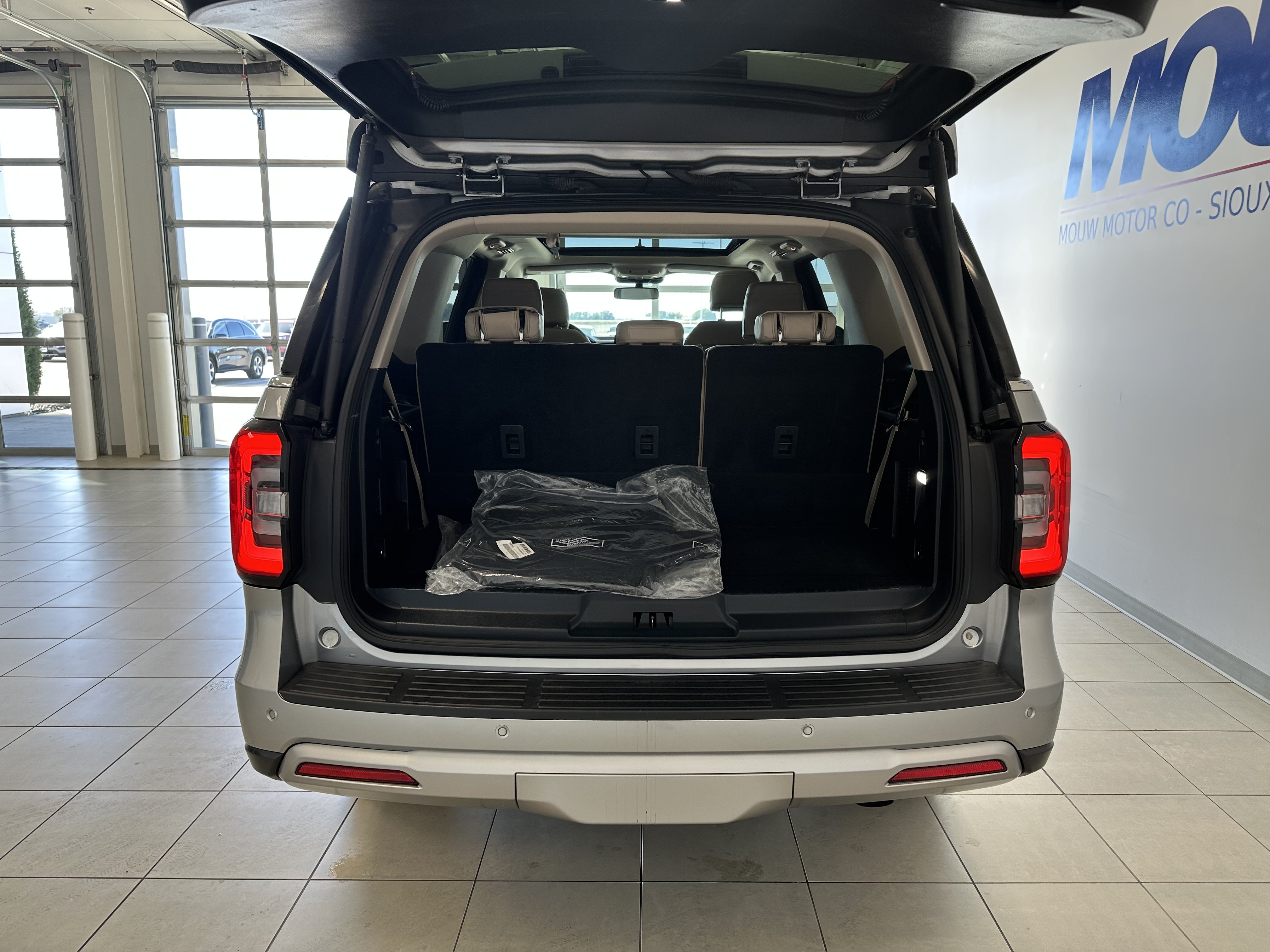 Used 2022 Ford Expedition Limited AWD/4WD image 7