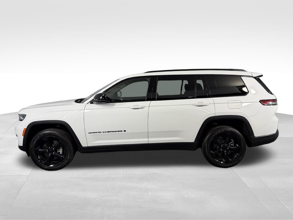 Used 2024 Jeep Grand Cherokee L Altitude RWD image 11