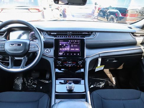 Used 2025 Jeep Grand Cherokee Laredo X RWD image 11