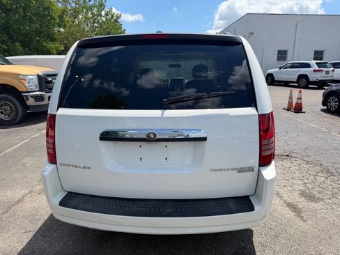Used 2010 Chrysler Town & Country Touring FWD image 5