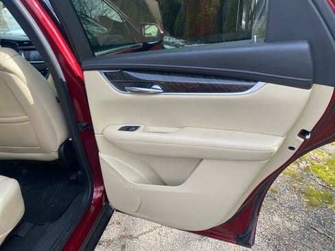 Used 2018 Cadillac XT5 AWD image 23