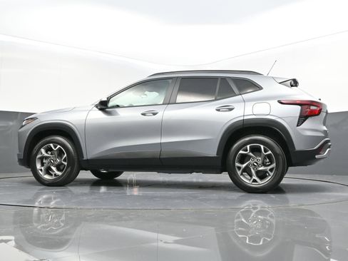 Used 2025 Chevrolet Trax LT w/ Sunroof Package image 39