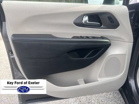 Used 2023 Chrysler Pacifica Touring-L FWD image 10