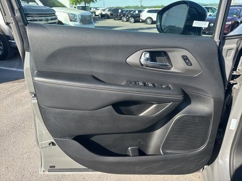 Used 2025 Chrysler Pacifica Select FWD image 9