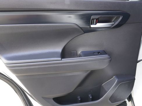 Used 2022 Toyota Highlander XLE image 21