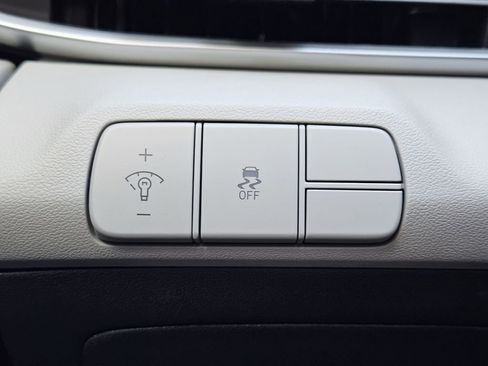 New 2025 Hyundai Elantra Limited FWD image 22
