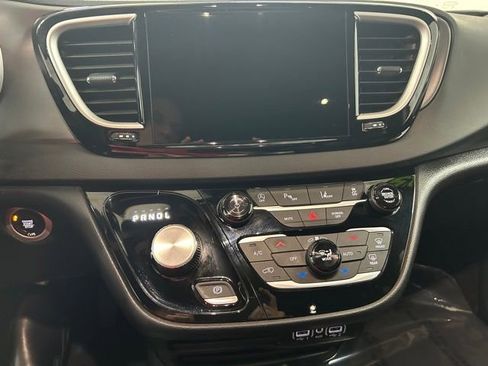 Used 2025 Chrysler Pacifica Select FWD image 19