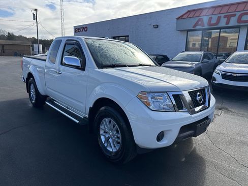 Used 2017 Nissan Frontier SV image 3