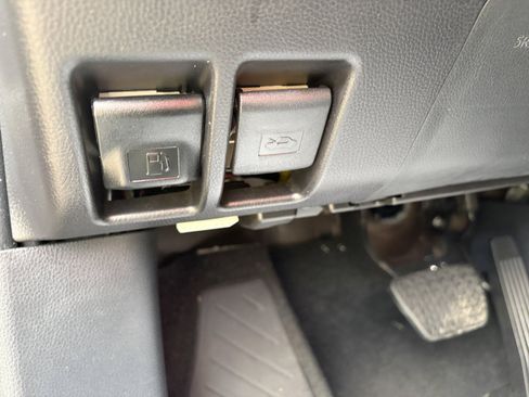 Used 2025 Toyota RAV4 XLE AWD/4WD image 27