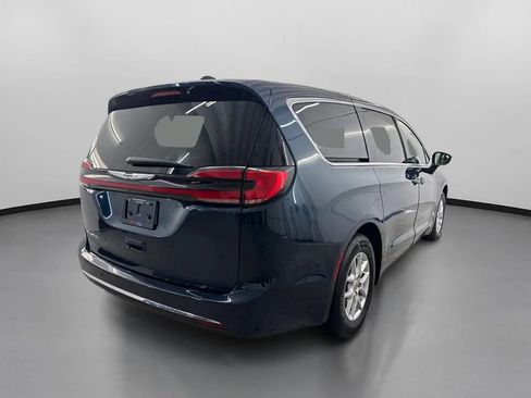Used 2023 Chrysler Pacifica Touring-L FWD image 10