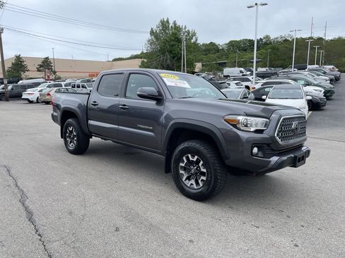Used 2019 Toyota Tacoma TRD Off-Road w/ TRD Premium Off Road Package AWD/4WD image 6