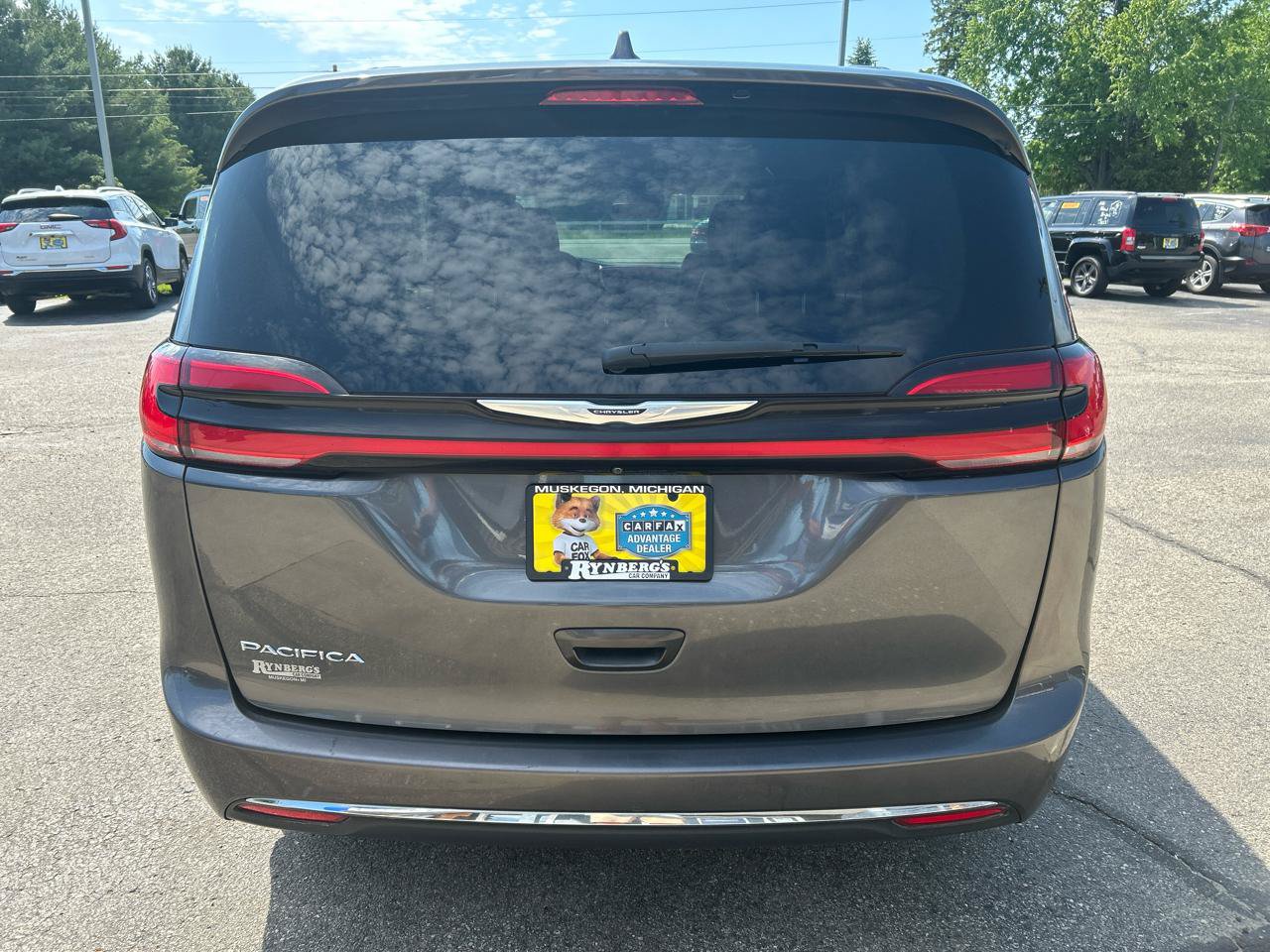 Used 2022 Chrysler Pacifica Touring-L FWD image 3
