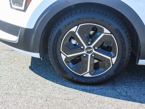 Used 2023 Kia Niro EX image 9