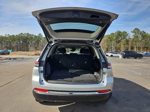 Used 2023 Jeep Grand Cherokee Laredo w/ Luxury Tech Group I image 13