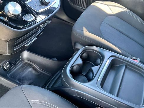 Used 2023 Chrysler Pacifica Touring image 13