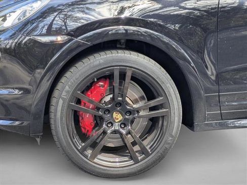 Used 2014 Porsche Cayenne Turbo image 9