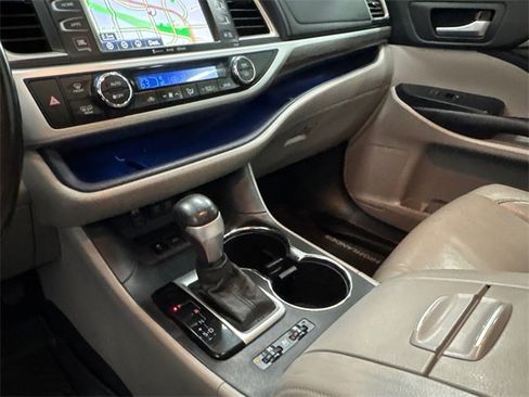 Used 2017 Toyota Highlander Limited image 18