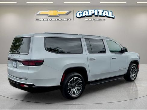 Used 2023 Jeep Wagoneer L Series II AWD/4WD image 5