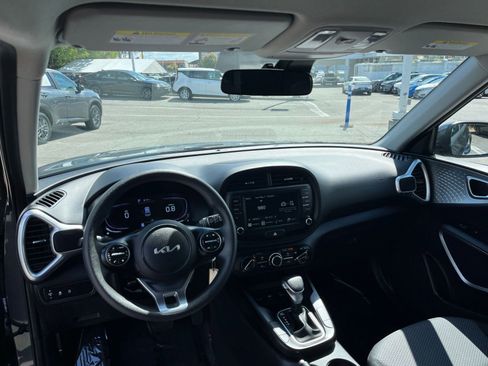 Used 2025 Kia Soul LX w/ LX Technology Package FWD image 33