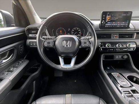 Used 2025 Honda Pilot Touring image 8