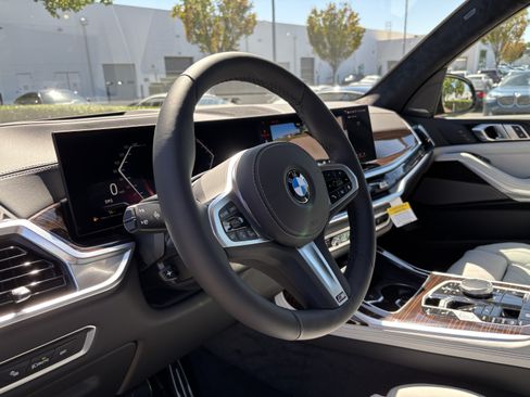 Used 2026 BMW X7 xDrive40i w/ M Sport Package AWD/4WD image 15