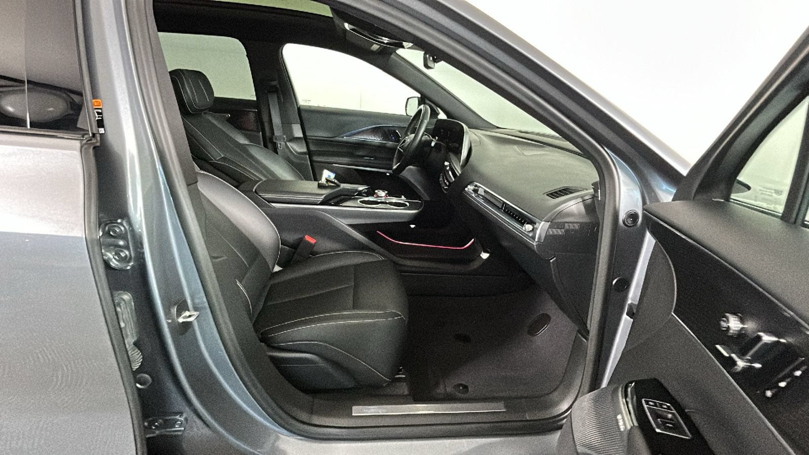 Used 2023 Cadillac Lyriq AWD image 37