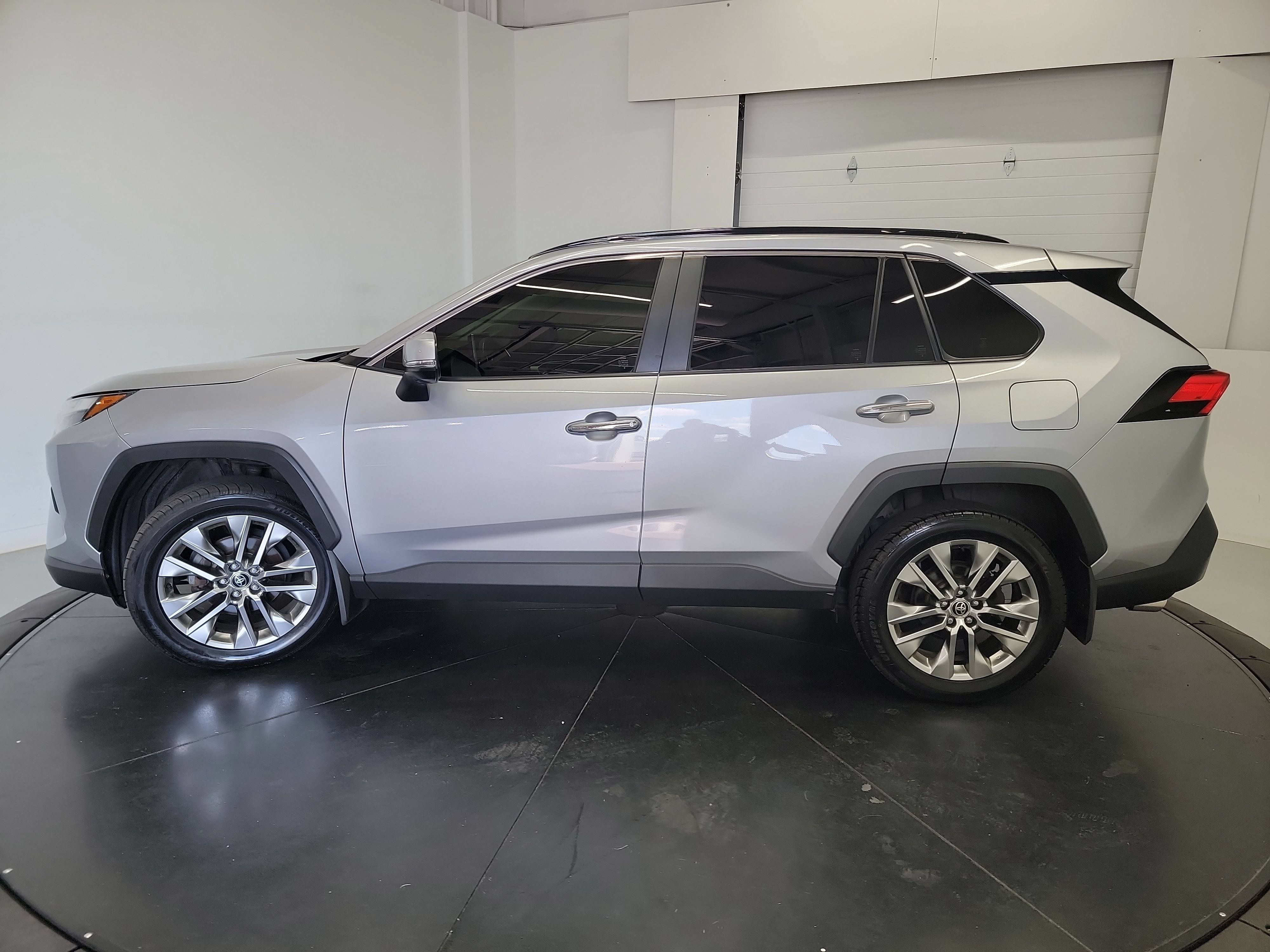 Used 2022 Toyota RAV4 Limited AWD/4WD image 4
